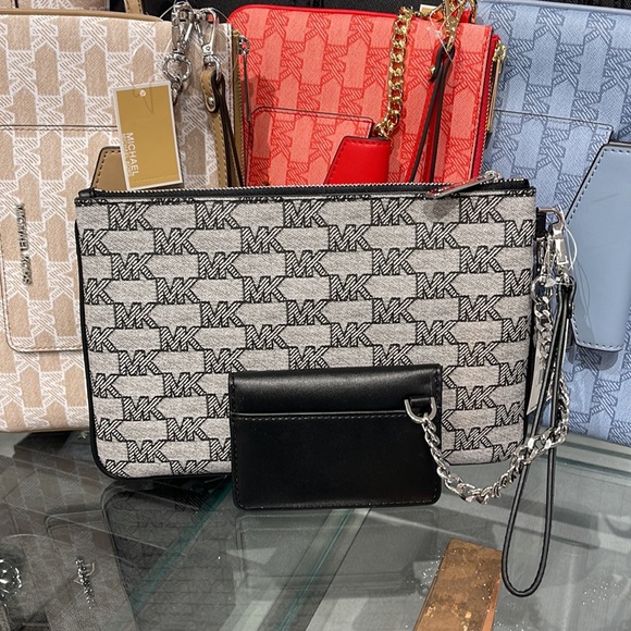 MICHAEL KORS JET SET ITEM LG 2 in 1 CARD CASE & WRISTLET
Black 
NWT - Picture 4 of 16